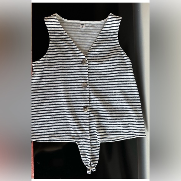 2 Old Navy sleeveless shirts. Both size Medium. Buttons with tie. EUC. - Picture 3 of 16